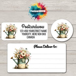 Op de afbeelding: Witte adreslabels en een ronde sticker met een bloemen gieter ontwerp. De labels bevatten de tekst "Postcardwow" en adresgegevens. De ronde sticker en labels hebben een aquarel stijl.
