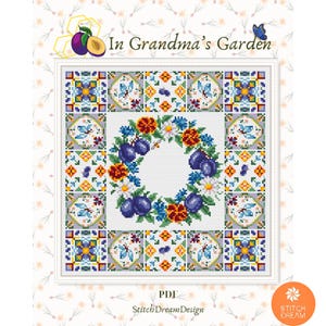 Peut inclure: Un motif de point de croix intitulé "In Grandma's Garden" avec une couronne centrale de prunes, de marguerites et d'œillets d'Inde. Le motif comprend des carreaux carrés avec des papillons et des motifs floraux, dans un cadre blanc.