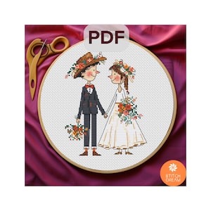 Könnte beinhalten: Kreuzstichmuster mit einem Cartoon-Brautpaar in rustikalem Hochzeitsthema. Die Braut trägt ein weißes Kleid mit einer Blumenkrone und der Bräutigam trägt einen Anzug und einen Cowboyhut. Beide halten Blumensträuße.