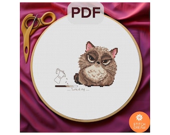 Puede incluir: Patrón de punto de cruz con un gato gruñón con una cafetera y la palabra "cargando" sobre un fondo blanco.