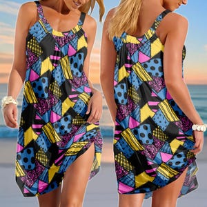 Könnte beinhalten: Ärmelloses Kleid mit Patchwork-Design mit gelben, blauen, rosa und schwarzen geometrischen Formen. Das Kleid hat einen Rundhalsausschnitt und dünne Träger. Der Stoff scheint leicht zu sein, geeignet für warmes Wetter.