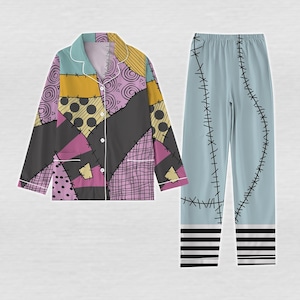 Peut inclure: Un ensemble de pyjama deux pièces avec un haut à motifs patchwork et un pantalon bleu clair. Le haut à manches longues a une fermeture boutonnée et un motif patchwork coloré. Le pantalon a un motif cousu et des poignets rayés noirs et blancs.