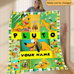 Puede incluir: Una manta amarilla, verde y blanca con el tema de Pluto. La manta presenta a Pluto en varias poses, la palabra "Pluto" y el texto "Your Name". La manta tiene un borde verde y amarillo.