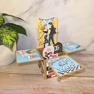 Tarjeta de felicitación de recuerdo hecha a mano en 3D con motivo del aniversario retro de Grease Sandy y Danny de los años 50
