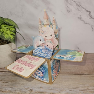 Tarjeta de felicitación de cumpleaños con diseño de sirena en 3D, ideal como recuerdo o decoración para fiestas.