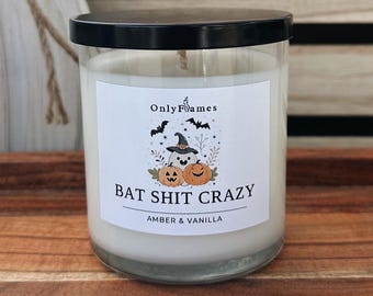 Fledermaus Shit Crazy Kerze | Lustige Halloween Kerze | Amber & Vanille Duft | Gruselige Kerze Geschenk | Herbst Dekor | OnlyFlames Freche Kerze