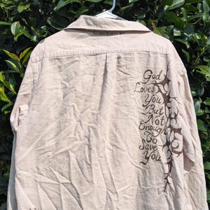 手描きの太陽に漂白されたハエ柄シャツ｜アップサイクル衣料に布用絵具｜一点もののデザイン サイズXL