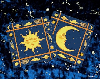 Puede incluir: Dos tarjetas cuadradas con un tema celestial. La primera tarjeta presenta un sol amarillo con una cara humana y la segunda tarjeta presenta una luna creciente amarilla con una cara humana. Ambas tarjetas tienen un fondo azul con estrellas doradas, planetas y nubes.