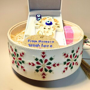 Handgjord marockansk presentask för servering av sötsaker och dadlar med dekorativ Khamsa-väggdekoration