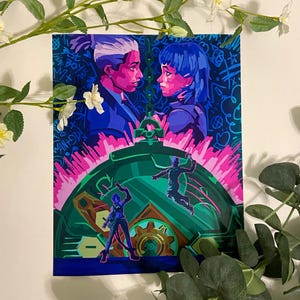 Può includere: Una stampa d'arte digitale vibrante con due figure con capelli viola e blu, in piedi davanti a un grande quadrante di orologio verde con accenti rosa e blu. Lo sfondo è blu scuro con scritte in stile graffiti bianche.