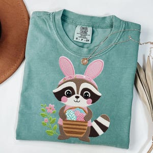 Guaxinim de Páscoa com bordado falso PNG, clipart de animais da floresta da primavera, guaxinim fofo floral, para artesanato DIY de Páscoa e impressão sob demanda