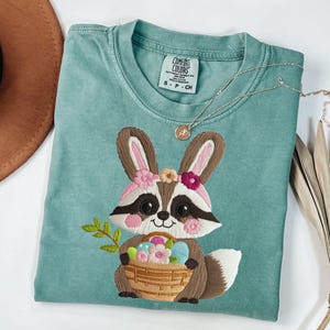 Guaxinim de Páscoa com bordado falso PNG, clipart de animais da floresta da primavera, guaxinim fofo floral, para artesanato DIY de Páscoa e impressão sob demanda