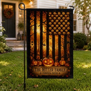 Może przedstawiać: Prostokątna flaga ogrodowa z motywem Halloween, tłem lasu, nietoperzami i kantonem w dynie. Na dole znajduje się drewniany znak z napisem THE MILLER FAMILY PUMPKIN PATCH umieszczony nad kilkoma podświetlanymi dyniami typu jack-o'-lantern.