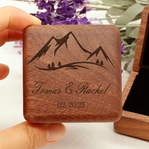 ¡Opción personalizada! Caja para anillos de madera de nogal personalizable, un tesoro de amor.