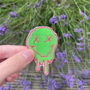 Schmelzender Smiley (grün und rosa) - Aufnäher - zum Aufbügeln