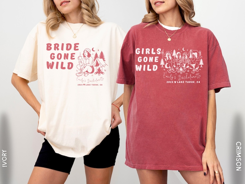 Puede incluir: Dos camisetas, una marfil y otra carmes&iacute;, con los textos "BRIDE GONE WILD" y "GIRLS GONE WILD". Cada camiseta presenta un gr&aacute;fico con tem&aacute;tica de camping y el texto "Emily's Bachelorette 2025 Lake Tahoe, CA."