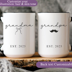 Peut inclure: Deux mugs en céramique blancs avec des anses et des bords noirs. L'un dit "grandma" avec un nœud, l'autre dit "grandpa" avec une moustache. Les deux mugs ont "EST. 2025" en dessous.