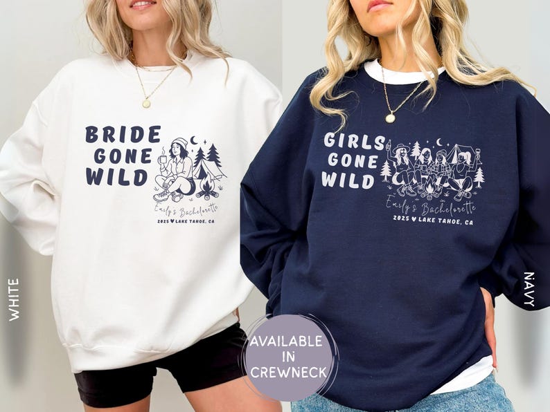 Puede incluir: Sudaderas blancas y azul marino con las frases "Bride Gone Wild" y "Girls Gone Wild" en azul marino. Cada sudadera tiene un gr&aacute;fico con tem&aacute;tica de camping y el texto "Emily's Bachelorette 2025 Lake Tahoe, CA."
