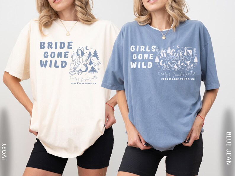 Puede incluir: Dos camisetas holgadas, una marfil y otra azul vaquero, con los textos "BRIDE GONE WILD" y "GIRLS GONE WILD" en azul. Cada camiseta presenta un dise&ntilde;o de acampada y el texto "Emily's Bachelorette 2025 Lake Tahoe, CA."