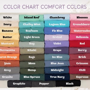 K&ouml;nnte beinhalten: Eine Farbkarte mit einer Vielzahl von Stofffarben, darunter Wei&szlig;, Elfenbein und Banane. Weitere Farben sind Island Reef, Chalky Mint und Seafoam. Die Karte zeigt auch Chambray, Lagoon Blue und Flo Blue. Der Text "COLOR CHART COMFORT COLORS" steht oben.