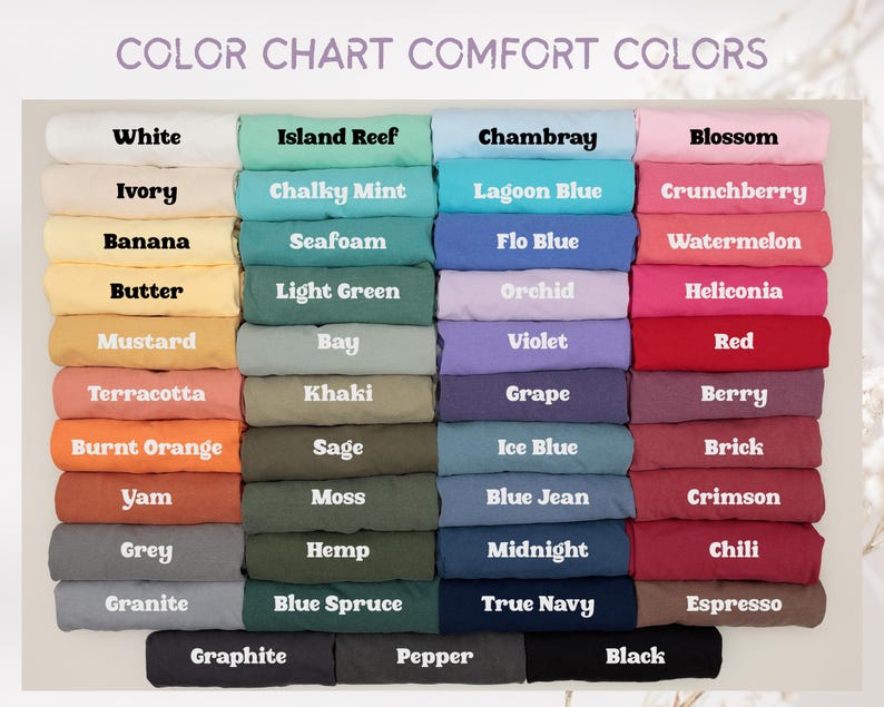 K&ouml;nnte beinhalten: Eine Farbkarte mit einer Vielzahl von Stofffarben, darunter Wei&szlig;, Elfenbein und Banane. Weitere Farben sind Island Reef, Chalky Mint und Seafoam. Die Karte zeigt auch Chambray, Lagoon Blue und Flo Blue. Der Text "COLOR CHART COMFORT COLORS" steht oben.