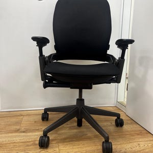 Refurbished Leap v2 black on black - full option - as good as new - 4D arm - new upholstery