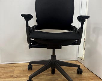 Refurbished Leap v2 black on black - full option - as good as new - 4D arm - new upholstery