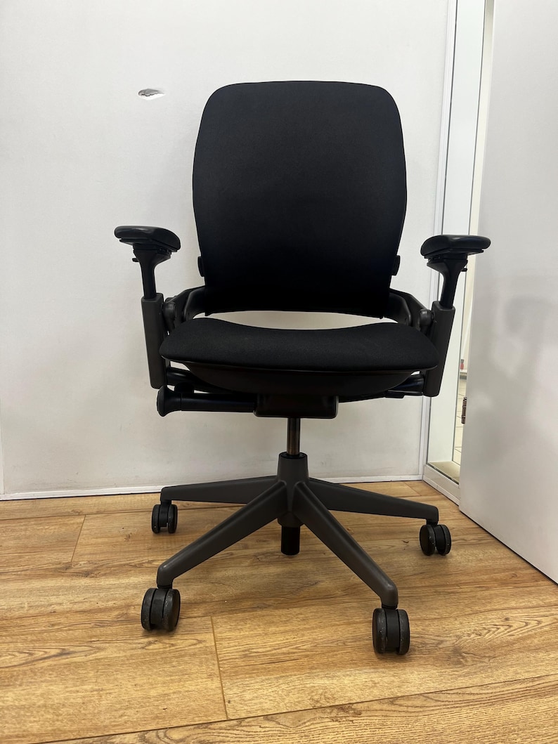 Refurbished Leap v2 black on black - full option - as good as new - 4D arm - new upholstery