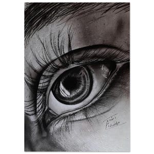 Puede incluir: Un dibujo detallado en escala de grises de un ojo, que muestra el iris, la pupila y las pestañas circundantes. La obra de arte es un primer plano, que enfatiza los intrincados detalles de la estructura del ojo y la habilidad del artista. El dibujo está firmado en la esquina inferior derecha.