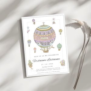 Puede incluir: Una tarjeta de invitación blanca con una ilustración colorida de un globo aerostático. El texto en la tarjeta dice "Únete a nosotros para celebrar Firstname Lastname 27 1 8 2024 Domingo a las 5 PM Coal Harbour Community Centre 480 Broughton Street Vancouver".