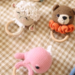 Personalisierte Tier häkeln Rassel, benutzerdefinierte Neugeborenen Babypartygeschenk, Holz Rasselring, Häkeln Spielzeug Rassel für Baby, Montessori Spielzeug