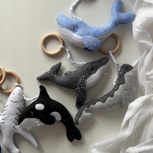 ベビープレイジムの海のおもちゃ、クジラのジムのおもちゃ、航海のおもちゃ、クジラの保育アクセサリー、モンテッソーリのおもちゃ、吊り下げフェルトのおもちゃ、ベビープレイのおもちゃの航海