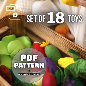 Puede incluir: Una caja de madera llena de coloridas verduras y frutas de juguete de fieltro. La imagen incluye el texto "SET OF 18 TOYS" y "PDF PATTERN + sewing instruction". Los juguetes incluyen un pimiento amarillo, lechuga verde y un rábano rojo.