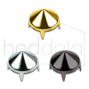 Peut inclure: Trois clous métalliques en forme de pyramide avec une base ronde et trois pointes. Les clous sont dorés, argentés et noirs.