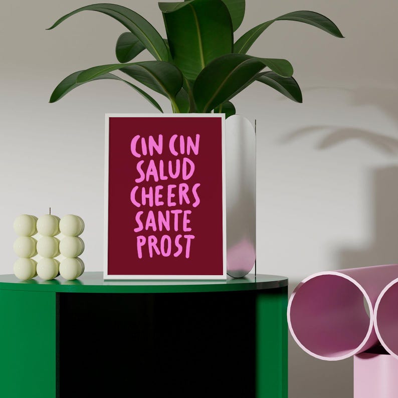 Peut inclure: Une tasse en c&eacute;ramique blanche avec une anse noire et le texte "But First, Coffee" en noir, en gras. La tasse est pos&eacute;e sur une surface blanche.