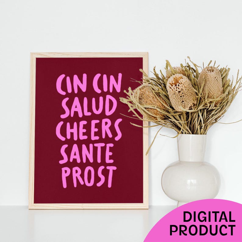 Peut inclure: Une tasse en c&eacute;ramique blanche avec une anse noire et le texte "But First, Coffee" en gras noir. La tasse est pos&eacute;e sur un fond neutre, soulignant son design simple.