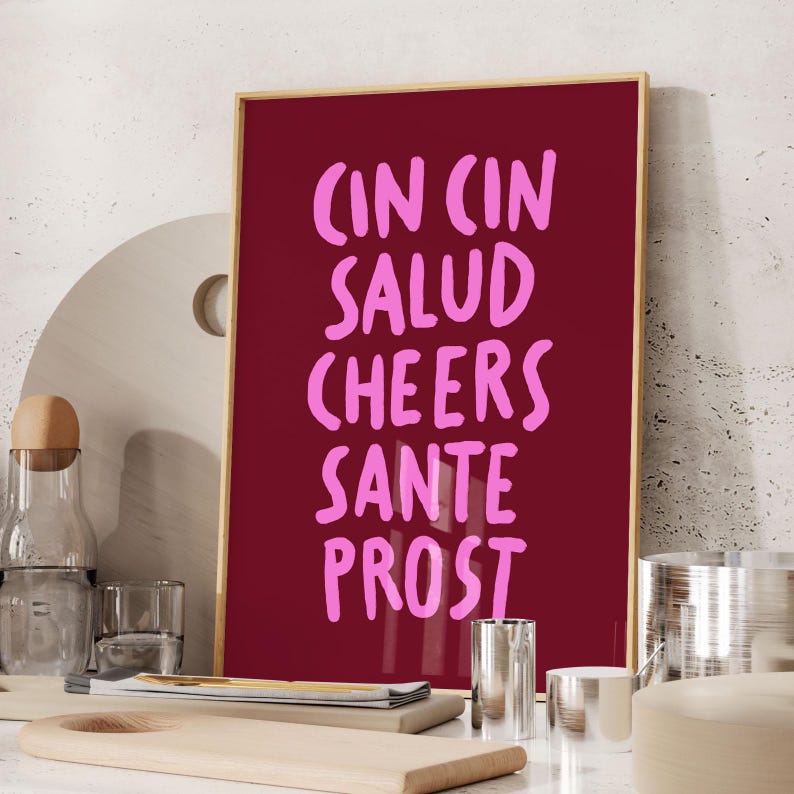 Peut inclure: Une tasse en c&eacute;ramique blanche avec une anse noire et le texte "But First, Coffee" en noir, dans une police manuscrite. La tasse est pos&eacute;e sur une surface blanche.