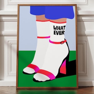 Puede incluir: Una impresión artística enmarcada que muestra piernas con calcetines blancos con el texto "WHAT EVER" y sandalias de tacón rojas y rosas. El fondo es verde y azul.