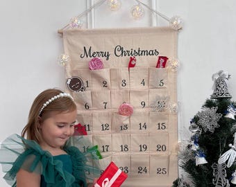 Een kersttraditie om te koesteren – een gepersonaliseerde adventskalender met geborduurde naam, herbruikbare stoffen aftelkalender om op te hangen voor kinderen en het hele gezin.