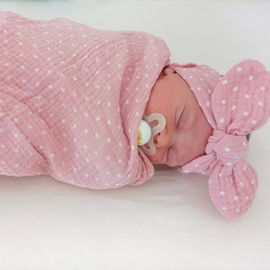 Baby Swaddle Set with Bow – Pink Newborn Blanket and Headband – Soft Breathable Wrap – Baby Girl Gift Set – Coming Home Outfit