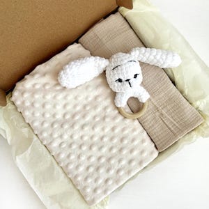 Neutral Baby Gift Box with Name – Personalized Newborn Set – Muslin Blanket, Bib, Toy – Custom Unisex Baby Shower Present for Boy or Girl
