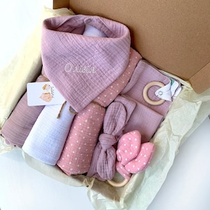 Personalisierte Neugeborenen Baby Geschenk Set.Baby Geschenk Korb.Baby Shower Geschenk. Name Babydecke.Baby Swaddle Windel.Baby Lätzchen.Baby Stirnband. Baby Spielzeug