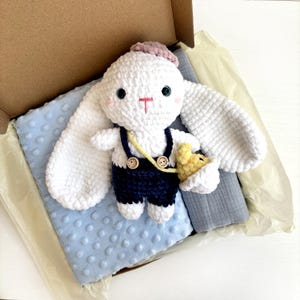 Personalized Baby Gift Box – Custom Name Plush Blanket, Muslin Swaddle & Crochet Toy – Newborn Baby Shower Gift Set for Boy or Girl