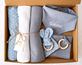Neugeborenen Musselin Geschenk Set - Besticktes Lätzchen, 3 Swaddles, Baby Shower Box