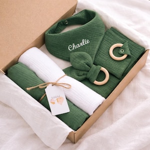 Personalized Baby Gift Set – Newborn Gift Box – Muslin Swaddle Blankets & Name Bib – Baby Shower Gift – Coming Home Outfit – Organic Cotton