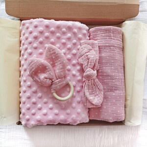Personalisierte Neugeborene Baby Mädchen Geschenk-Set. Baby-Geschenk-Korb. Name Babydecke Set. Rosa Swaddle Set für Baby Mädchen. Baby-Ankündigung