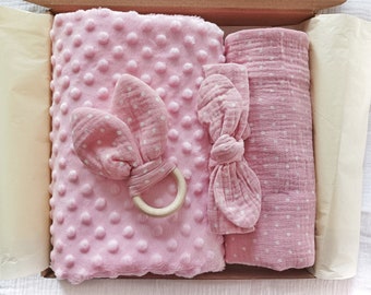 Confezione regalo per neonato. Cesto regalo per il nuovo bambino. Regalo per la doccia per bambini. Coperta per neonati regalo. Pannolino. Bavaglino. Fascia per capelli per bambini. Giocattolo per bambini