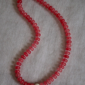 Halsband med hallonkvarts och pärla
