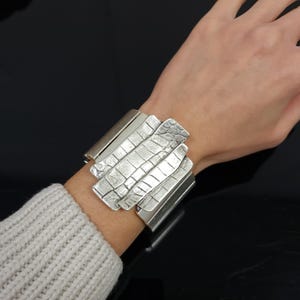 Pulsera ancha de plata con grabado de piel de serpiente, pulsera elástica, pulsera brutalista, pulsera hecha a mano, pulsera para mujer, B3014
