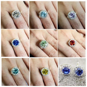 Puede incluir: Un conjunto de diez anillos de plata con piedras preciosas de diferentes colores. Los anillos presentan una piedra preciosa redonda y facetada rodeada por un halo de piedras más pequeñas y transparentes. Las piedras preciosas son azules, verdes, rojas, amarillas, moradas y transparentes.